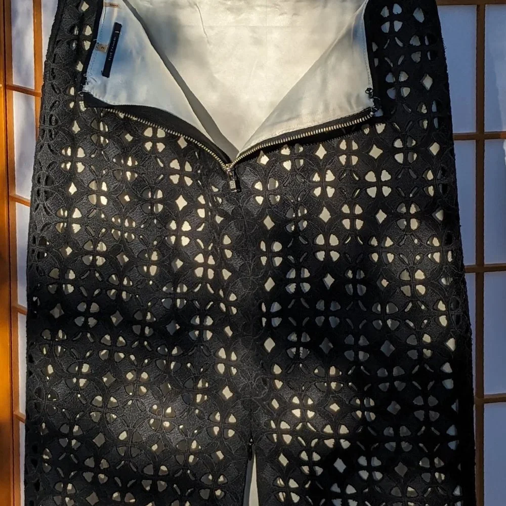 Elie Tahari Dual-layer Formal Skirt, Black cutout fabric and silky Pearl lining - Picture 4 of 12